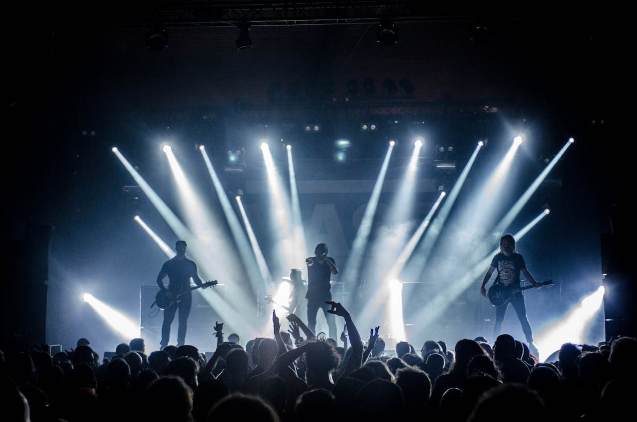 Rockband live auf der Bühne im Scheinwerferlicht
