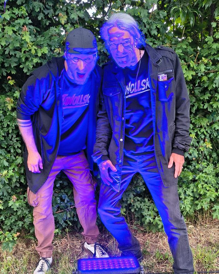 Jens und DJ von Jawollski! im blauen Bühnenlicht