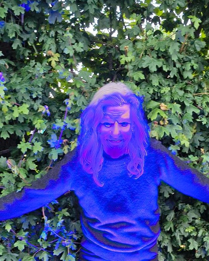 Nikola von Jawollski! im blauen Bühnenlicht