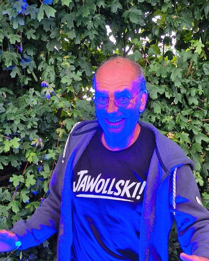 Sven von Jawollski! im blauen Bühnenlicht