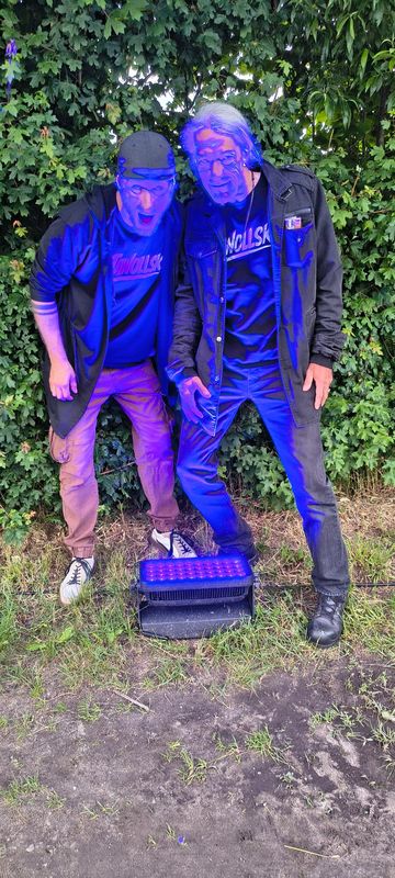 Jens und DJ im blauen Licht
